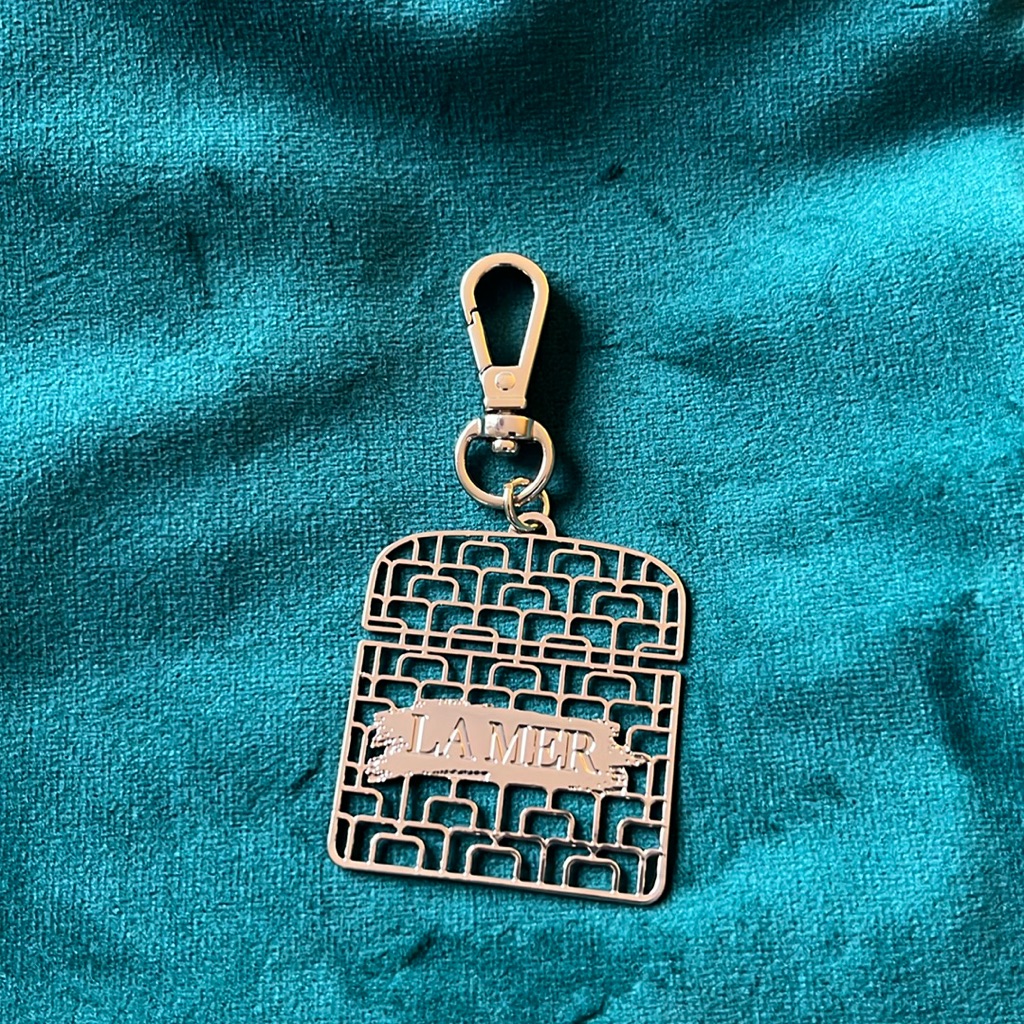 Brand New La Mer Large Gold Filagree Creme Holiday Ornament  Keychain  Key Rin